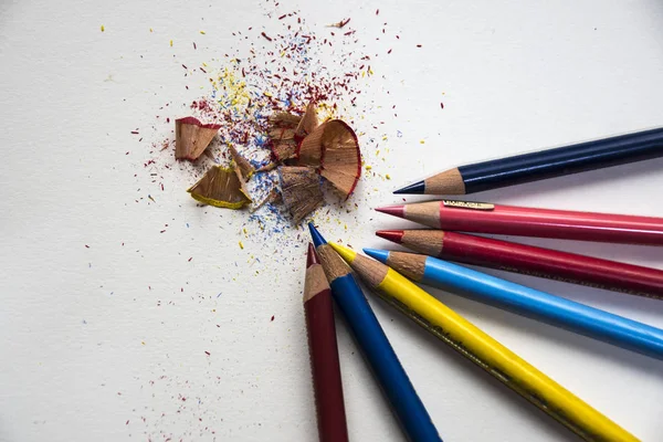 Crayons Couleur Avec Des Copeaux Crayon Colorés Sur Fond Blanc — Photo