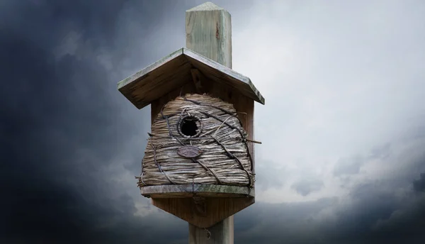 Χαριτωμένο Μικρό Ξύλινα Birdhouse Άχυρο Τοίχους Μια Ξύλινη Θέση — Φωτογραφία Αρχείου