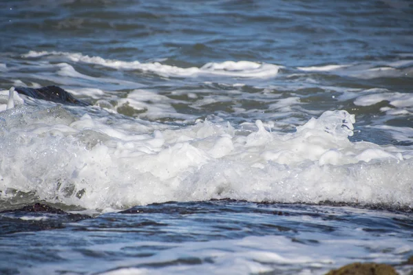 Espuma de olas marinas en la playa de Estepona, Andalucía, España. Océano pacífico olas en la playa . —  Fotos de Stock