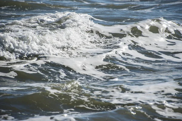 Espuma de olas marinas en la playa de Estepona, Andalucía, España. Océano pacífico olas en la playa . —  Fotos de Stock