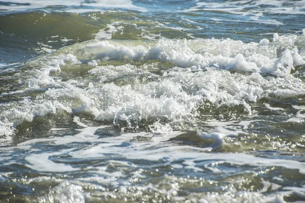 Espuma de olas marinas en la playa de Estepona, Andalucía, España. Océano pacífico olas en la playa . —  Fotos de Stock