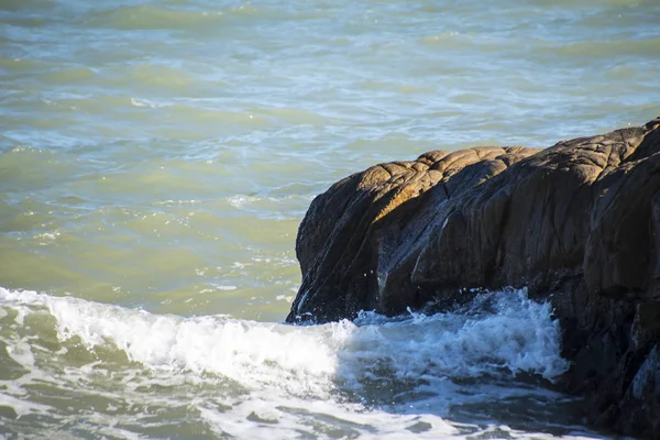 Meereswellen-Schaum und Felsen am Strand in Estepona, Andalusien, Spanien. friedliche Meereswellen am Strand. — Stockfoto