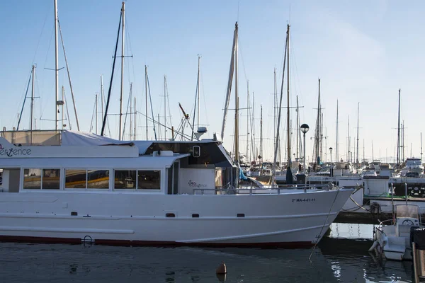 Estepona. Spanje, 10 maart 2019 - boten in Estepona op de Middellandse Zee in Andalusië — Stockfoto