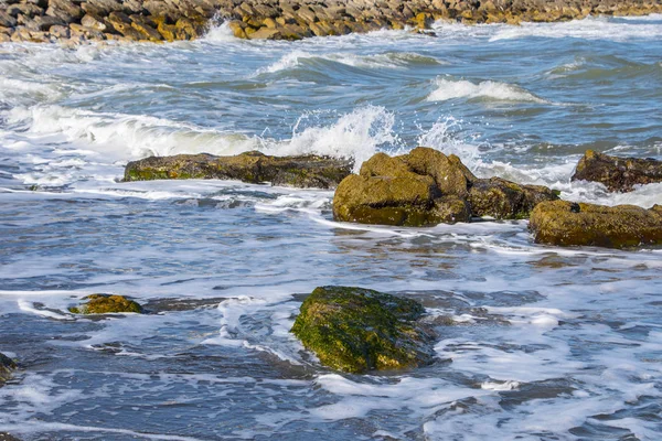 Espuma de olas marinas y rocas en la playa de Estepona, Andalucía, España. Océano pacífico olas en la playa . —  Fotos de Stock