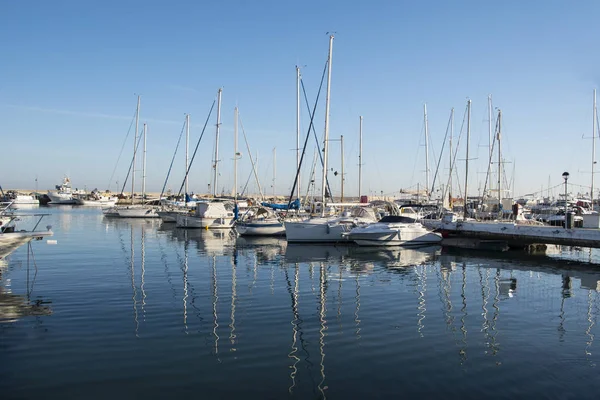 Estepona. Spanje, 30 maart 2019-boten in Estepona aan de Middellandse Zee in Andalusië — Stockfoto