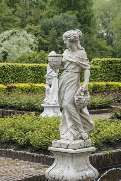 Średniowieczne zmysłowe kobiece rzeźby w ogrodach zamku Arcen, Holandia. — Zdjęcie stockowe