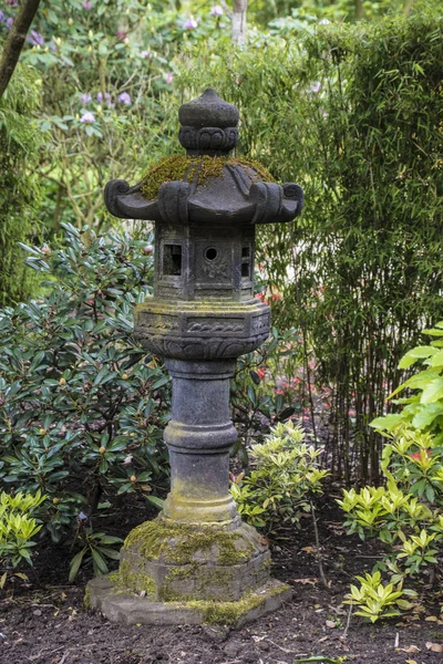 Каменный фонарь (фонарь Кацура) в японском саду — стоковое фото
