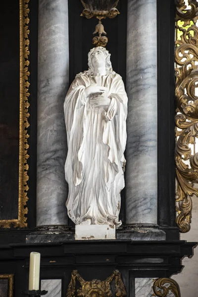 Klütz, Alemania - 10 de agosto de 2019: Estatua de los santos en la iglesia Marienkirche en Klütz, Alemania — Foto de Stock