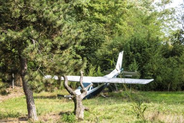 Overloon, Hollanda - 8 Eylül 2019:Dekorasyon olarak kullanılan eski vintage uçak, eski hava taşıma aracı
