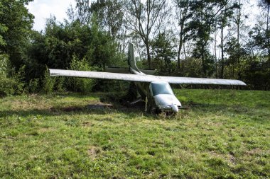 Overloon, Hollanda - 8 Eylül 2019:Dekorasyon olarak kullanılan eski vintage uçak, eski hava taşıma aracı