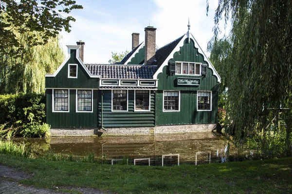 Zaanse Schans, Nederland - 1 oktober 2019: Toeristen sightseeng traditionele Nederlandse landhuizen in Zaanse Schans, is een typisch klein dorpje in de buurt van Amsterdam. — Stockfoto