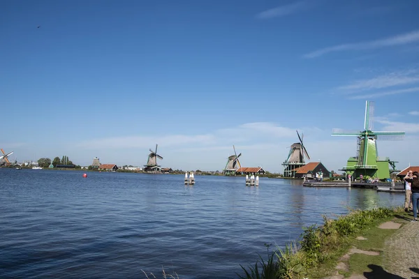 Zaanse Schans, Holanda - 1 de outubro de 2019: Turistas visitam casas rurais holandesas tradicionais em Zaanse Schans, é uma pequena aldeia típica dentro da área de Amsterdã . — Fotografia de Stock