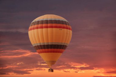 Beyaz dramatik bulutlar ve sıcak hava balonu ile akşam gökyüzü arka planı