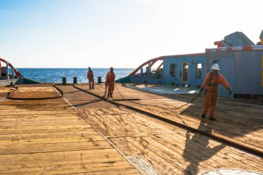 Ahts gemi tanker statik çekici kaldırma yapıyor. Okyanus römorkör iş