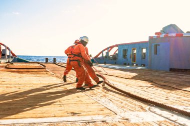 Ahts gemi tanker statik çekici kaldırma yapıyor. Okyanus römorkör iş