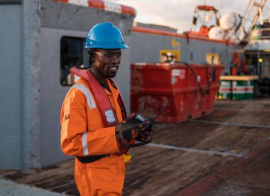 Denizci Ab veya offshore gemi veya gemi güverte Lostromo KKE giyiyor