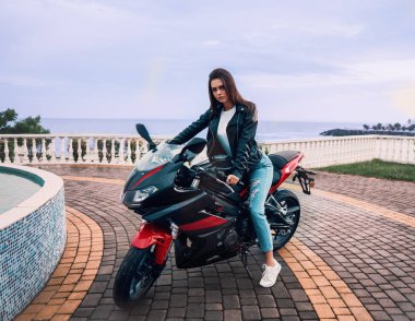 Motorcu kız deri ceket siyah ve kırmızı renk motosiklet