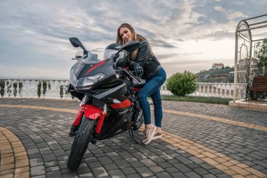 Motorcu kız deri ceket siyah ve kırmızı renk motosiklet