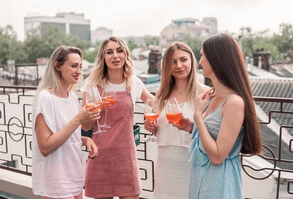 Όμορφες γυναίκες φίλοι διασκεδάζουν στο Bachelorette πάρτι — Φωτογραφία Αρχείου