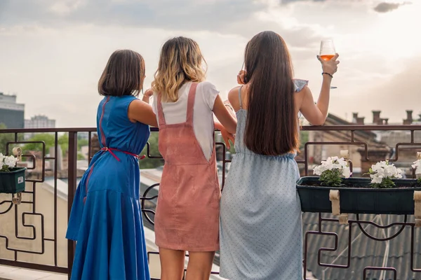 Frauen stehen auf dem Balkon und schauen zu, trinken Champagner — Stockfoto