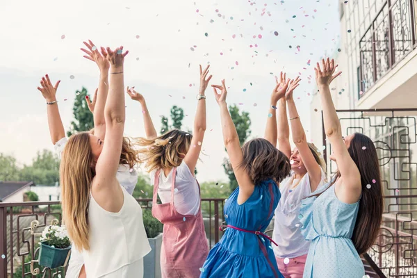 Hermosas amigas divirtiéndose en la despedida de soltera — Foto de Stock