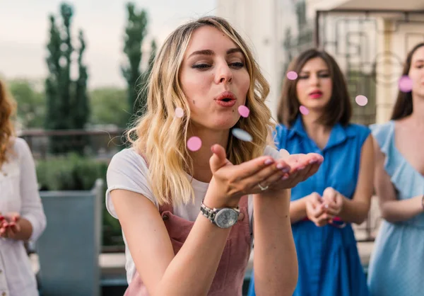 Hermosas amigas divirtiéndose en la despedida de soltera — Foto de Stock