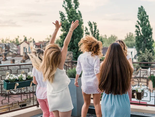 Hermosas amigas divirtiéndose en la despedida de soltera — Foto de Stock