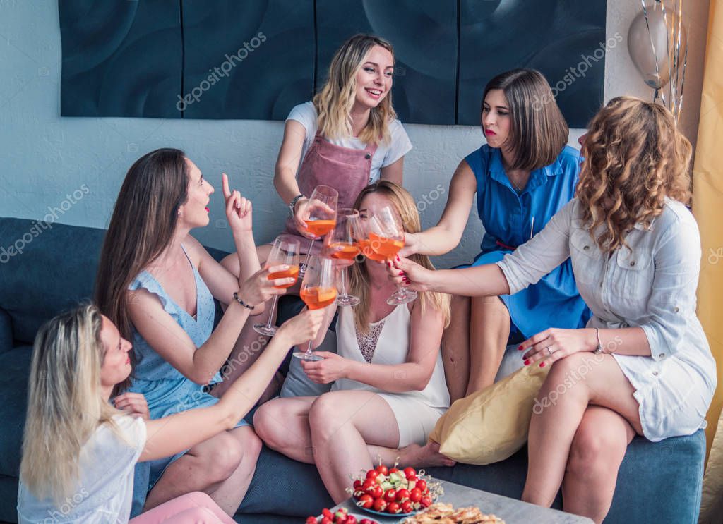 seks-v-klube-na-devichnike-porno-foto-seks-klubi