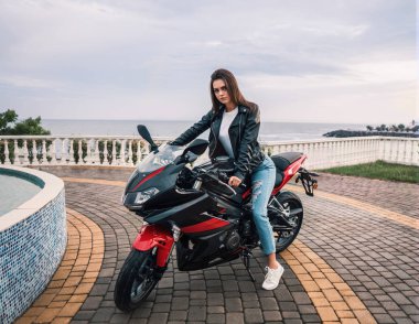 Motorcu kız deri ceket siyah ve kırmızı renk motosiklet