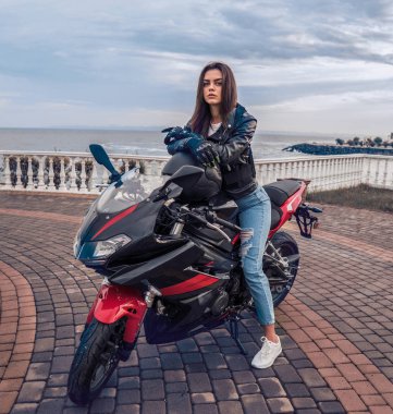 Motorcu kız deri ceket siyah ve kırmızı renk motosiklet