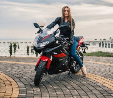 Motorcu kız deri ceket siyah ve kırmızı renk motosiklet
