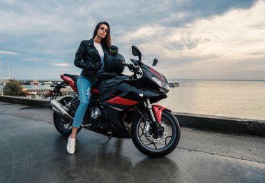 Motorcu kız deri ceket siyah ve kırmızı renk motosiklet