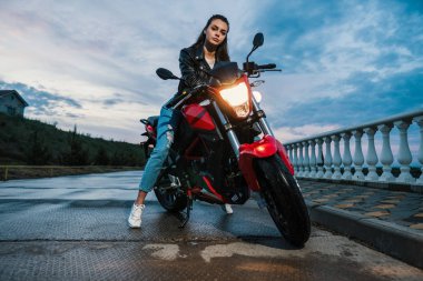 Motorcu kız deri ceket siyah ve kırmızı renk motosiklet