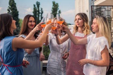 Güzel kadın arkadaşlar eğlenmeye bekarlığa veda partisinde