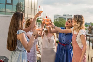 Güzel kadın arkadaşlar eğlenmeye bekarlığa veda partisinde