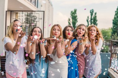 Güzel kadın arkadaşlar eğlenmeye bekarlığa veda partisinde