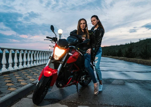 Deri ceket siyah ve kırmızı renk spor motosiklet'de iki motorcu kız