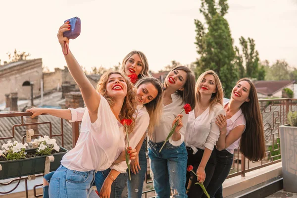 Mulheres bonitas amigos se divertindo na festa de despedida de solteira — Fotografia de Stock