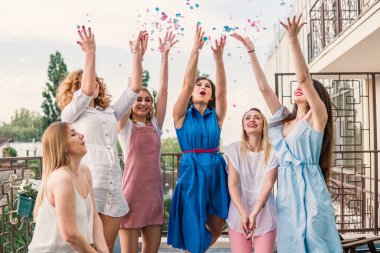 Güzel kadın arkadaşlar eğlenmeye bekarlığa veda partisinde