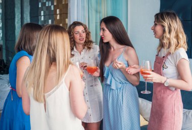 Güzel kadın arkadaşlar eğlenmeye bekarlığa veda partisinde