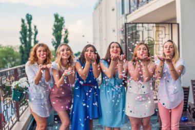 Güzel kadın arkadaşlar eğlenmeye bekarlığa veda partisinde