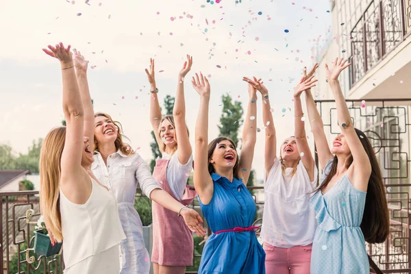 Mulheres bonitas amigos se divertindo na festa de despedida de solteira — Fotografia de Stock