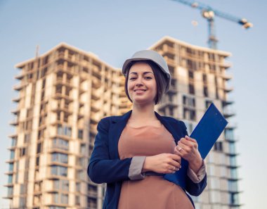 güzel iş kadın mühendis planı kağıtlarla duruyor.