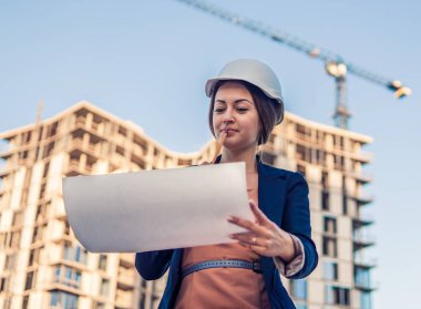 güzel iş kadın mühendis planı kağıtlarla duruyor.