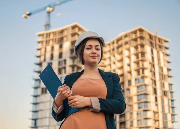 Außenaufnahme biznes kobieta mechanika stoi z dokumentami planu. — Zdjęcie stockowe