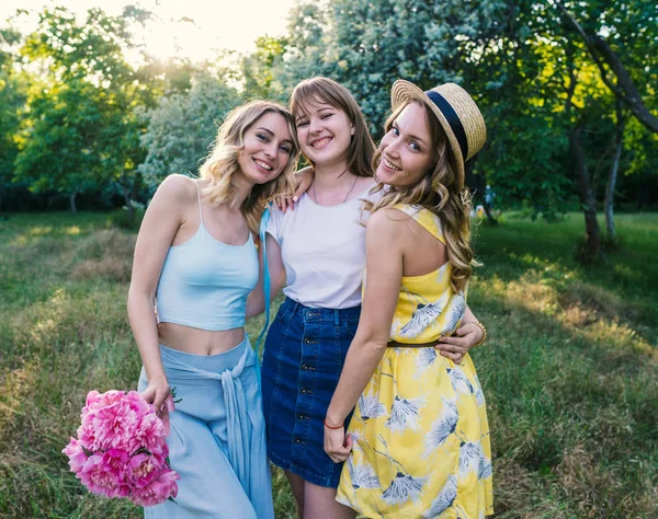 Skupina přátel dívky s květinami zábava venku — Stock fotografie