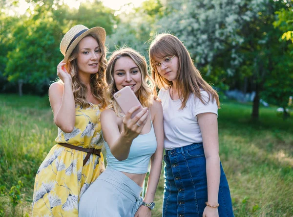 Skupina přátel, dívky se selfie fotografie — Stock fotografie