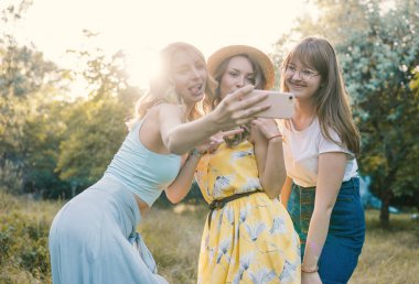 Kız arkadaş grubu almak selfie fotoğraf