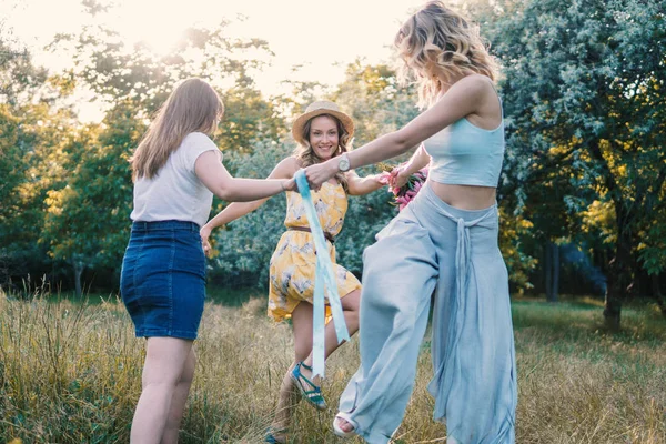 Grupo de meninas amigas fazendo piquenique ao ar livre — Fotografia de Stock