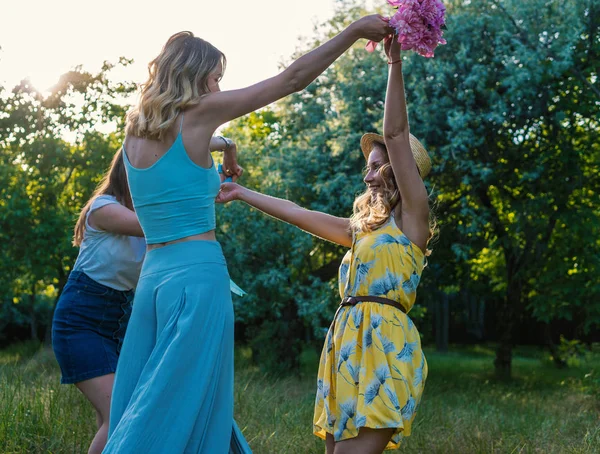 Skupina přátel dívek dělat piknik venkovní — Stock fotografie